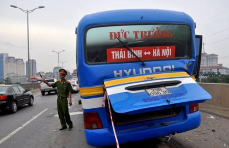 Ô tô khách đâm vào xe tải, một người tử vong